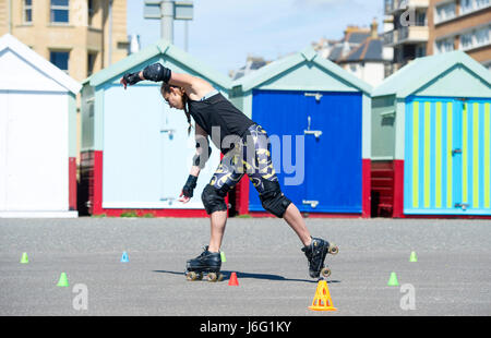 Brighton, Regno Unito. 21 Maggio, 2017. Pattinatori di rullo di godere delle belle giornate di sole sul lungomare Hove Brighton questo pomeriggio con previsioni di domani per essere il giorno più caldo dell'anno finora Credito: Simon Dack/Alamy Live News Foto Stock