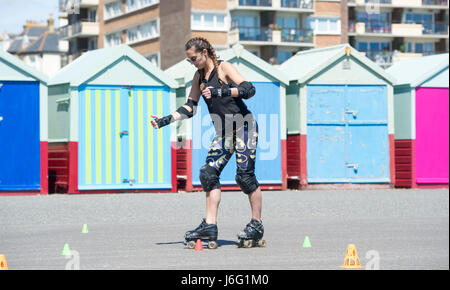Brighton, Regno Unito. 21 Maggio, 2017. Pattinatori di rullo di godere delle belle giornate di sole sul lungomare Hove Brighton questo pomeriggio con previsioni di domani per essere il giorno più caldo dell'anno finora Credito: Simon Dack/Alamy Live News Foto Stock