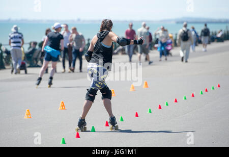 Brighton, Regno Unito. 21 Maggio, 2017. Pattinatori di rullo di godere delle belle giornate di sole sul lungomare Hove Brighton questo pomeriggio con previsioni di domani per essere il giorno più caldo dell'anno finora Credito: Simon Dack/Alamy Live News Foto Stock
