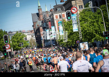 Copenhagen, Danimarca. 21 Maggio, 2017. Più di 8500 corridori provenienti da tutto il mondo hanno dovuto combattere contro le alte temperature di prendere parte nel 2017 Telenor Copenhagen Marathon. Credito: Matthew James Harrison/Alamy Live News Foto Stock