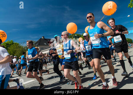 Copenhagen, Danimarca. 21 Maggio, 2017. Più di 8500 corridori provenienti da tutto il mondo hanno dovuto combattere contro le alte temperature di prendere parte nel 2017 Telenor Copenhagen Marathon. Credito: Matthew James Harrison/Alamy Live News Foto Stock