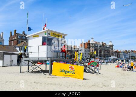 Weymouth Dorset, Regno Unito. 21 maggio 2017. Regno Unito Meteo. Bagnini RNLI post sulla spiaggia in un giorno caldo e soleggiato al centro balneare di Weymouth nel Dorset. Photo credit: Graham Hunt/Alamy Live News Foto Stock