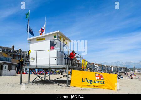 Weymouth Dorset, Regno Unito. 21 maggio 2017. Regno Unito Meteo. Bagnini RNLI post sulla spiaggia in un giorno caldo e soleggiato al centro balneare di Weymouth nel Dorset. Photo credit: Graham Hunt/Alamy Live News Foto Stock