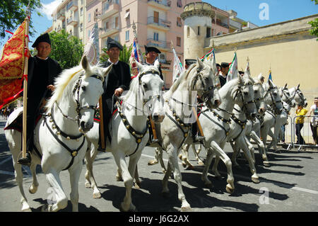 Sassari, Italia 21 maggio 2017 Cavalcata Sarda 2017. Ogni anno nel mese di maggio in Sassari (Sardegna) una spettacolare sfilata di centinaia di passeggino e cavalieri/horsewomen da tutta la Sardegna si svolgerà. La Cavalcata Sarda è seguita da migliaia di persone e da molti turisti che ammirare la bellezza dei costumi, i colori fantasia e la capacità di cavalieri e horsewomen. © Alberto Maisto/Alamy Live News Foto Stock