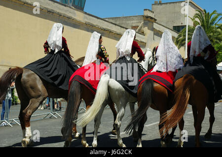 Sassari, Italia 21 maggio 2017 Cavalcata Sarda 2017. Ogni anno nel mese di maggio in Sassari (Sardegna) una spettacolare sfilata di centinaia di passeggino e cavalieri/horsewomen da tutta la Sardegna si svolgerà. La Cavalcata Sarda è seguita da migliaia di persone e da molti turisti che ammirare la bellezza dei costumi, i colori fantasia e la capacità di cavalieri e horsewomen. © Alberto Maisto/Alamy Live News Foto Stock