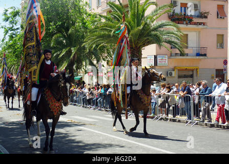 Sassari, Italia 21 maggio 2017 Cavalcata Sarda 2017. Ogni anno nel mese di maggio in Sassari (Sardegna) una spettacolare sfilata di centinaia di passeggino e cavalieri/horsewomen da tutta la Sardegna si svolgerà. La Cavalcata Sarda è seguita da migliaia di persone e da molti turisti che ammirare la bellezza dei costumi, i colori fantasia e la capacità di cavalieri e horsewomen. © Alberto Maisto/Alamy Live News Foto Stock