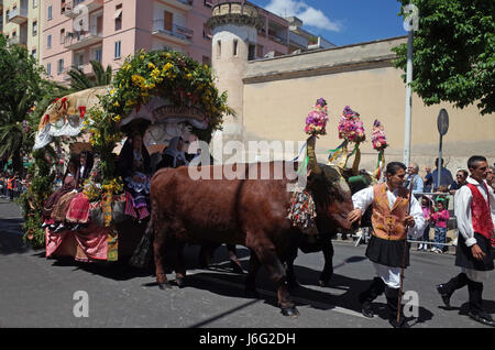 Sassari, Italia 21 maggio 2017 Cavalcata Sarda 2017. Ogni anno nel mese di maggio in Sassari (Sardegna) una spettacolare sfilata di centinaia di passeggino e cavalieri/horsewomen da tutta la Sardegna si svolgerà. La Cavalcata Sarda è seguita da migliaia di persone e da molti turisti che ammirare la bellezza dei costumi, i colori fantasia e la capacità di cavalieri e horsewomen. © Alberto Maisto/Alamy Live News Foto Stock