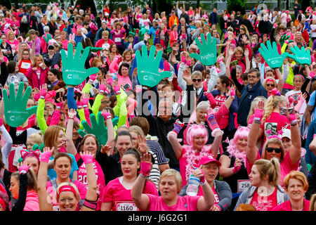 Glasgow, Scotland, Regno Unito. 21 Maggio, 2017. Migliaia di corridori si è rivelata per il 2017 'corsa per la vita', 5k e 10K maratona intorno al centro della città di Glasgow per raccogliere fondi per il ben noto carità nazionale "Cancer Research". Molti corridori erano in costumi di fantasia, molti che rappresentano le imprese e le aziende, molti in esecuzione con gli amici e i parenti o i colleghi di lavoro e molti indossando rosa o verde in sostegno della carità. Credito: Findlay/Alamy Live News Foto Stock