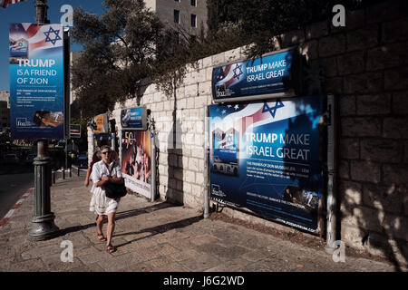 Gerusalemme, Israele. 21 Maggio, 2017. Gerusalemme è adornata con bandierine americane e segni davanti a noi del Presidente di Trump prevista visita in Israele. Credito: Nir Alon/Alamy Live News Foto Stock