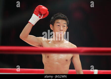 Ariake Coliseum di Tokyo in Giappone. 21 Maggio, 2017. Satoshi Shimizu (JPN), 21 maggio 2017 - Pugilato : 8R peso piuma bout ad Ariake Coliseum di Tokyo in Giappone. Credito: Naoki Nishimura AFLO/sport/Alamy Live News Foto Stock