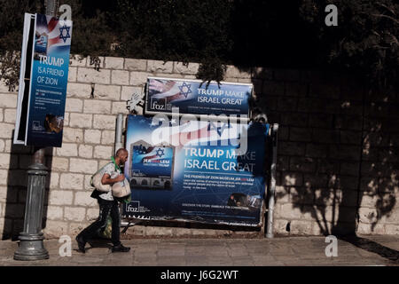 Gerusalemme, Israele. 21 Maggio, 2017. Gerusalemme è adornata con bandierine americane e segni davanti a noi del Presidente di Trump prevista visita in Israele. Credito: Nir Alon/Alamy Live News Foto Stock