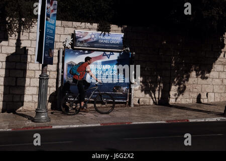 Gerusalemme, Israele. 21 Maggio, 2017. Gerusalemme è adornata con bandierine americane e segni davanti a noi del Presidente di Trump prevista visita in Israele. Credito: Nir Alon/Alamy Live News Foto Stock