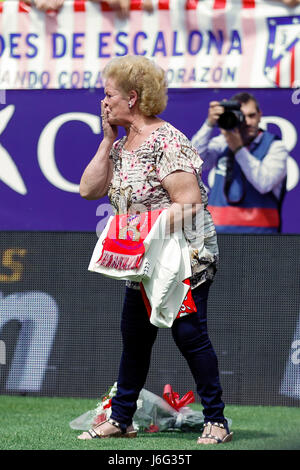 Margarita è responsabile per il fatto che in ogni gioco che Atletico Madrid gioca in casa possiamo vedere un bouquet di fiori in uno dei quattro angoli del passo. L' origine di questa tradizione recente si trova negli angoli che Milinko Pantic prodotte nella stagione più ricordato dai materassi, il doppietto.. La Liga tra Atlético de Madrid vs Athletic Club Bilbao al Vicente Calderón Stadium in Madrid, Spagna, 21 maggio 2017 . Foto Stock