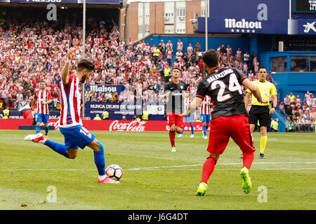 Angel Martin Correa (11) Atletico de Madrid il giocatore. Mikel Balenziaga (24) Athletic Club di Bilbao player.La Liga tra Atlético de Madrid vs Athletic Club Bilbao al Vicente Calderón Stadium in Madrid, Spagna, 21 maggio 2017 . Foto Stock