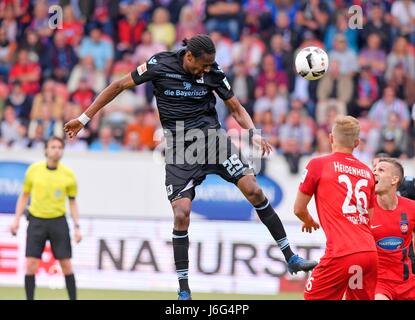 21.05.2017, Fussball 2.Bundesliga 2016/2017, 34.Spieltag, 1.FC Heidenheim - TSV 1860 München in der Voith-Arena Heidenheim, Kopfball Abdoulaye Ba (TSV 1860 München). Foto: Cronos/MIS Foto Stock