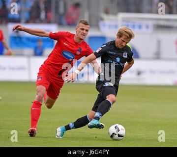 21.05.2017, Fussball 2.Bundesliga 2016/2017, 34.Spieltag, 1.FC Mathias Wittek (Heidenheim) gegen Stefan Aigner (TSV 1860 München). Foto: Cronos/MIS Foto Stock