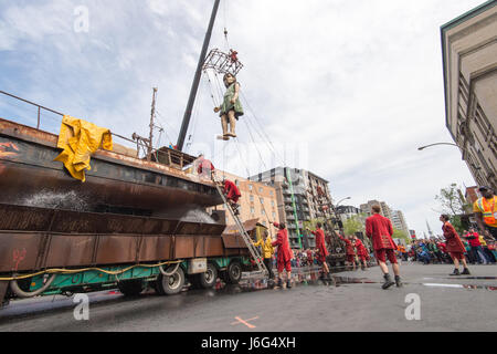 Montreal, CA - 21 Maggio 2017: "Royal de Luxe ' giganti come parte delle celebrazioni del 375 anniversario di Montreal Credito: Marc Bruxelle/Alamy Live News Foto Stock