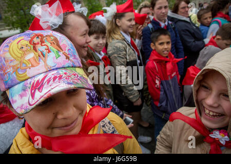 Mosca, Russia. 21st maggio 2017. I bambini partecipano alla cerimonia ufficiale di legare le sciarpe rosse intorno al collo, simboleggiando la loro iniziazione nel gruppo comunista giovane pioniere, creato nell'Unione Sovietica per i bambini di 10-14 anni, nella Piazza Rossa di Mosca il 21 maggio 2017. Alla cerimonia hanno preso parte circa tre migliaia di pionieri. Credit: Nikolay Vinokurov/Alamy Foto Stock