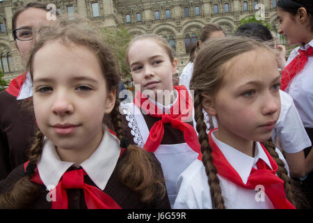 Mosca, Russia. 21 Maggio, 2017. I bambini che frequentano la cerimonia ufficiale di legatura foulard rosso intorno ai loro colli, a simboleggiare la loro iniziazione al giovane pioniere della gioventù comunista gruppo creato in Unione Sovietica per bambini 10-14 anni, a Mosca la piazza Rossa a Maggio 21, 2017. Alcune migliaia di tre pionieri hanno preso parte alla cerimonia. Credito: Nikolay Vinokurov/Alamy Live News Credito: Nikolay Vinokurov/Alamy Live News Foto Stock