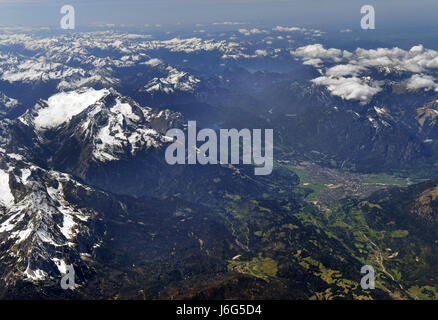 Vista aerea del massiccio dello Zugspitze, la piu' alta montagna della Germania e la cittadina di Garmisch-Partenkirchen, da un aeroplano in Germania, 16 maggio 2017. - Nessun filo SERVICE - foto: Felix Hörhager/dpa Foto Stock