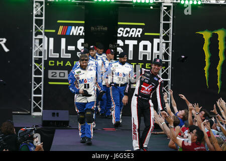 Concord, NC, Stati Uniti d'America. Il 20 maggio 2017. 20 maggio 2017 - Concord, NC, Stati Uniti d'America: Clint Bowyer (14) viene introdotto alla folla per il Monster Energy NASCAR All-Star gara a Charlotte Motor Speedway in concordia, NC. Credito: Justin R. Noe Asp Inc/ASP/ZUMA filo/Alamy Live News Foto Stock