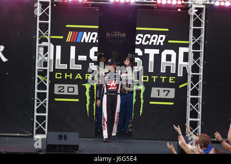 Concord, NC, Stati Uniti d'America. Il 20 maggio 2017. 20 maggio 2017 - Concord, NC, Stati Uniti d'America: Clint Bowyer (14) viene introdotto alla folla per il Monster Energy NASCAR All-Star gara a Charlotte Motor Speedway in concordia, NC. Credito: Justin R. Noe Asp Inc/ASP/ZUMA filo/Alamy Live News Foto Stock