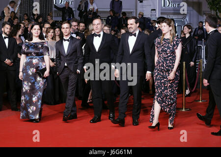 Cannes, Francia. 19 Maggio, 2017. Viktoria Petranyi, Zsombor Jeger Merab Ninidze, Kornel Mundruczo e Kata Weber a 'luna di Giove' premiere durante il settantesimo Cannes Film Festival presso il Palais des Festivals il 19 maggio 2017 a Cannes, Francia | Utilizzo di credito in tutto il mondo: dpa/Alamy Live News Foto Stock