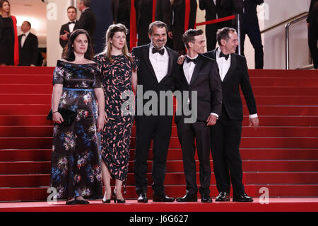 Cannes, Francia. 19 Maggio, 2017. Viktoria Petranyi, Kata Weber, Kornel Mundruczo, Zsombor Jeger e Merab Ninidze al 'luna di Giove' premiere durante il settantesimo Cannes Film Festival presso il Palais des Festivals il 19 maggio 2017 a Cannes, Francia | Utilizzo di credito in tutto il mondo: dpa/Alamy Live News Foto Stock