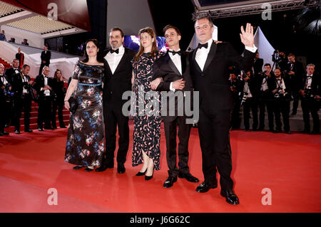 Cannes, Francia. 19 Maggio, 2017. Viktoria Petranyi, Kornel Mundruczo, Kata Weber, Zsombor Jeger e Merab Ninidze al 'luna di Giove' premiere durante il settantesimo Cannes Film Festival presso il Palais des Festivals il 19 maggio 2017 a Cannes, Francia | Utilizzo di credito in tutto il mondo: dpa/Alamy Live News Foto Stock