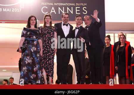 Cannes, Francia. 19 Maggio, 2017. Viktoria Petranyi, Kata Weber, Kornel Mundruczo, Zsombor Jeger e Merab Ninidze al 'luna di Giove' premiere durante il settantesimo Cannes Film Festival presso il Palais des Festivals il 19 maggio 2017 a Cannes, Francia | Utilizzo di credito in tutto il mondo: dpa/Alamy Live News Foto Stock