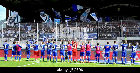 Sion, Svizzera. 21 Maggio, 2017. Sion, 21.05.2017, calcio Raiffeisen Super League, FC Sion - FC Lucerna, celebra la vittoria con ventole foto: Cronos/Frederic Dubuis Foto Stock