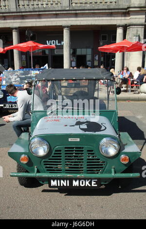 Brighton, Regno Unito. Il 21 maggio 2017. Centinaia di minis prende parte all'esecuzione annuale per le vetture, arrivando sul lungomare di Brighton. Un Mini fuma alla fine della corsa. Roland Ravenhill/Alamy Live News Foto Stock