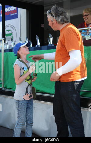 Brighton, Regno Unito. Il 21 maggio 2017. TV celebrità Cina Edd presente un premio per una decina di anni di partecipante nella Mini run 2017. Centinaia di minis prende parte all'esecuzione annuale per le vetture, arrivando sul lungomare di Brighton. Roland Ravenhill/Alamy Live News Foto Stock