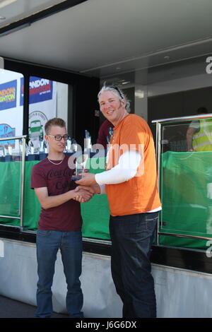 Brighton, Regno Unito. 21 Maggio 2017.TV Edd meccanico la Cina presenta i premi alla fine del Mini Run. Centinaia di minis prende parte all'esecuzione annuale per le vetture, arrivando sul lungomare di Brighton. Roland Ravenhill/Alamy Live News Foto Stock