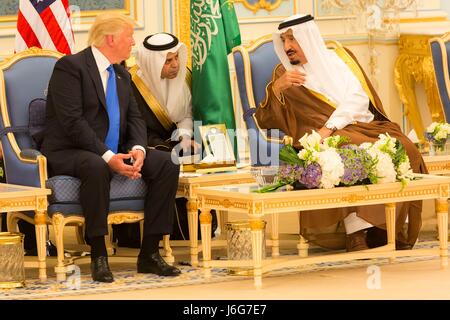 Stati Uniti Presidente Donald Trump incontra il re saudita Salman bin Abdulaziz Al Saud al Royal Court Palace Maggio 20, 2017 a Riyadh in Arabia Saudita. Foto Stock