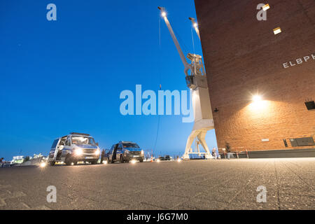 Amburgo, Germania. Il 17 maggio 2017. I membri della polizia tedesca ha visto di fronte il Elbe Philharmonic Hall di Amburgo, Germania, 17 maggio 2017. Foto: Daniel Reinhardt/dpa/Alamy Live News Foto Stock