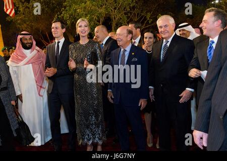 I membri degli Stati Uniti la delegazione presidenziale arrivo per un banchetto di benvenuto presso la Murabba Palace Maggio 20, 2017 a Riyadh in Arabia Saudita. In piedi da sinistra a destra sono: Son-in-law Jared Kushner, figlia Ivanka Trump, commercio Segretario Wilbur Ross, Segretario di Stato Rex Tillerson, e il capo del personale della Casa Bianca, Reince Priebus. Foto Stock