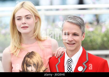 Cannes, Francia. 21 Maggio, 2017. Elle Fanning, John Cameron Mitchell attrice e direttore come parlare con le ragazze a partiti, Photocall. 70° Festival di Cannes Cannes, Francia 21 maggio 2017 Diz100173 Credito: Allstar Picture Library/Alamy Live News Foto Stock