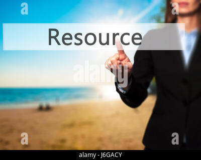 Resource - isolato femmina toccando a mano o puntano al pulsante. Business e Tecnologia del futuro concetto. Stock Photo Foto Stock