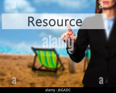 Resource - isolato femmina toccando a mano o puntano al pulsante. Business e Tecnologia del futuro concetto. Stock Photo Foto Stock