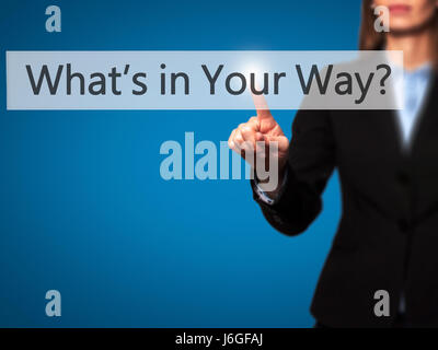 Qual è il tuo titolo? - Imprenditrice mano premendo il pulsante sul touch screen interfaccia. Business, tecnologia internet concetto. Stock Photo Foto Stock