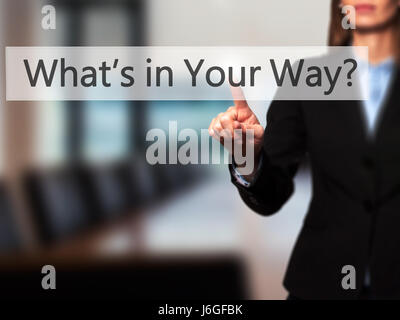 Qual è il tuo titolo? - Imprenditrice mano premendo il pulsante sul touch screen interfaccia. Business, tecnologia internet concetto. Stock Photo Foto Stock