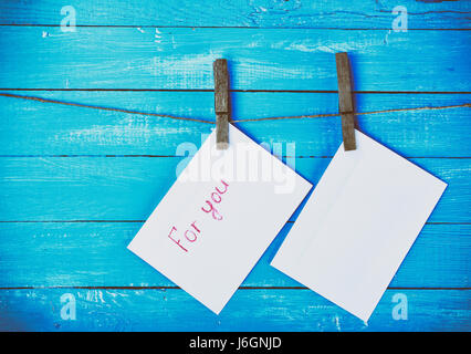 Due buste fischio su una corda e fissato con legno clothespins, tonificazione vintage Foto Stock