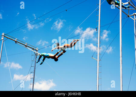 Kenosha Wisconsin, zona fieristica della contea di Kenosha, The Ultimate Kid Fest, famiglie, genitori, bambini, evento, oscillazione, volo trapezio atto, per Foto Stock