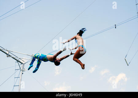 Kenosha Wisconsin, zona fieristica della contea di Kenosha, The Ultimate Kid Fest, famiglie, genitori, bambini, evento, oscillazione, volo trapezio atto, per Foto Stock