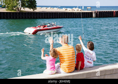 Wisconsin Kenosha County, Kenosha, Lake Michigan Harbor Park, uomo uomini maschio, ragazza ragazze, giovane, femmina bambini genitori, bambino, famiglia genitori Foto Stock