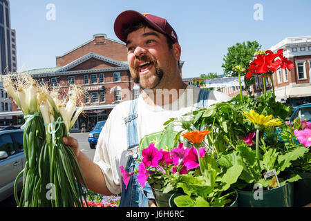 Roanoke Virginia,Market Square,Farmers' Market,uomo uomini maschio adulti,prodotti locali,verdure,fiori,fiori,piante,tute,paese,scal Foto Stock