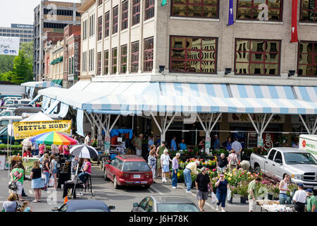 Roanoke Virginia,Market Square,Farmers' Market,settimanale,famiglie,shopping shopper shopping shopping shopping negozi mercati di mercato di acquisto di vendita, retail s. Foto Stock