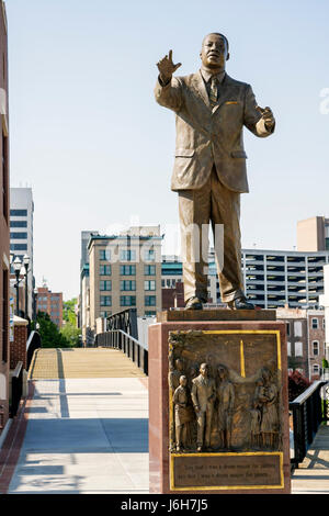 Roanoke Virginia, Martin Luther King, statua, leader dei diritti civili, Storia Nera, memoriale, ponte, VA080504003 Foto Stock
