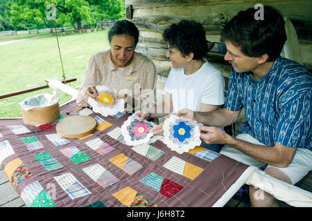 Blue Ridge Parkway Virginia, Appalachian Mountains, Humpback Rocks, Visitors Center, pioniere, percorso fattoria del 19 ° secolo, storia locale, reenattore, uomo maschile, Foto Stock